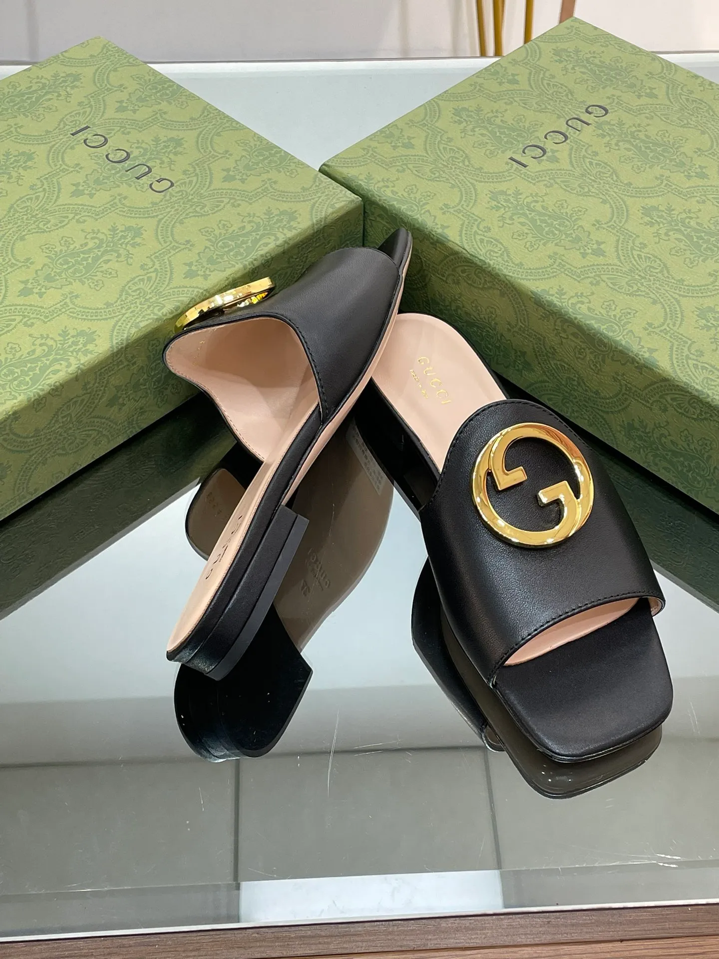 👟👟Ex-factory price 440👟👟 GuCCl high-end boutique 2024 new flat-heeled round interlocking double GG slippers, authentic original quality! Every detail has been carefully crafted and can be compared with ZG, no second quality!  Fabric: Original customized imported grain leather Hardware: Dongguan Dachang mold-opening hardware round interlocking double G buckle Lining/foot pads: High-end customized sheepskin lining Heel height: 1.0CM Outsole: Italian genuine leather sole Size: 35-41 (40 41 customized, non-returnable) Original high-end packaging!  The GucCi Blondie series made its debut in Los Angeles during the "Gucci March of Love" series of fashion shows, showing its outstanding charm on the star-studded Hollywood Walk of Fame. The new series echoes the style shown in the recent series, blending retro aesthetics and modern fashion to integrate different eras! The monogram pattern of the brand founder originates from the archive design of the 1970s, vividly interpreting this mid-heeled shoe💋👏 ●Circular interlocking double G details. High ●Italian creation Green full set of high-end original packaging